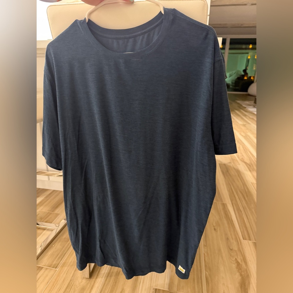 Vuori Men’s Strato Tech Tee Blue Heather in size Large